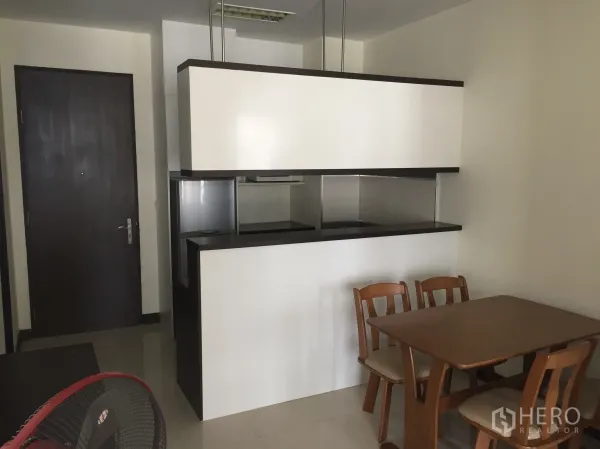 คอนโด ให้เช่าในKhlong Toei, Bangkok - มุมรับประทานอาหารพร้อมโต๊ะไม้ ข้างครัวกึ่งปิดและประตูทางเข้า