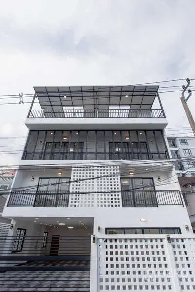 สำนักงานที่บ้าน ขายในHuai Khwang, Bangkok - อาคารโฮมออฟฟิศหลายชั้นสไตล์โมเดิร์น มีระเบียงกว้างและหลังคาดาดฟ้า เขตห้วยขวาง กรุงเทพฯ