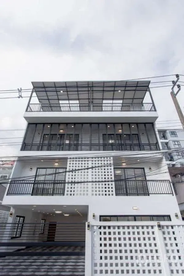 สำนักงานที่บ้าน ขายในHuai Khwang, Bangkok - อาคารโฮมออฟฟิศหลายชั้นสไตล์โมเดิร์น มีระเบียงกว้างและหลังคาดาดฟ้า เขตห้วยขวาง กรุงเทพฯ