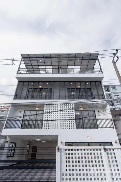 สำนักงานที่บ้าน ขายในHuai Khwang, Bangkok - อาคารโฮมออฟฟิศหลายชั้นสไตล์โมเดิร์น มีระเบียงกว้างและหลังคาดาดฟ้า เขตห้วยขวาง กรุงเทพฯ