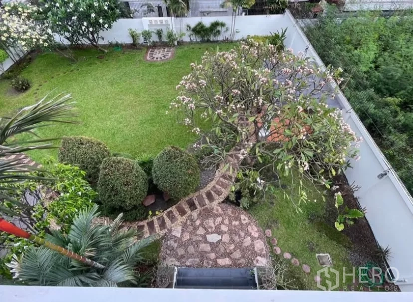 บ้าน ให้เช่าในChatuchak, Bangkok - มุมมองมุมสูงของสวนหลังบ้านที่จัดแต่ง สนามหญ้า ต้นไม้ และทางเดินหิน