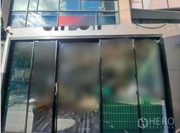 零售空间 出租在Bang Rak, Bangkok - 另一角度的玻璃门面，临人行道展示效果佳。