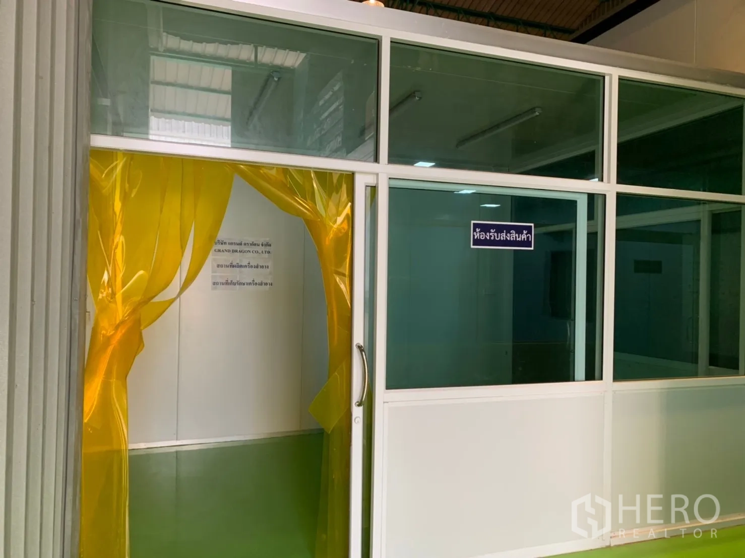 โรงงาน for rent in Khlong Luang, Pathum Thani - ทางเข้าห้องรับส่งสินค้าพร้อมม่าน PVC สีเหลืองและผนังกระจก