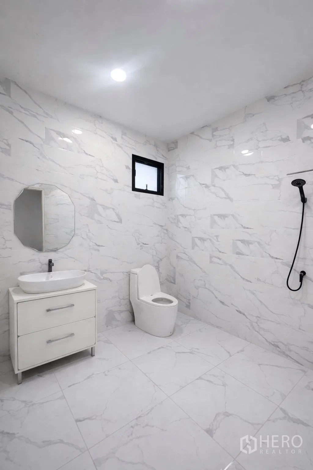 โรงงาน for rent in Krathum Baen, Samut Sakhon - ห้องน้ำสว่าง มีเคาน์เตอร์อ่างล้างหน้า โถส้วม และฝักบัวมือถือ