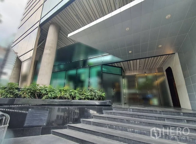 零售空间 出租在Bang Rak, Bangkok - Silom 商务区内 C.P. Tower 的玻璃立面与台阶入口。