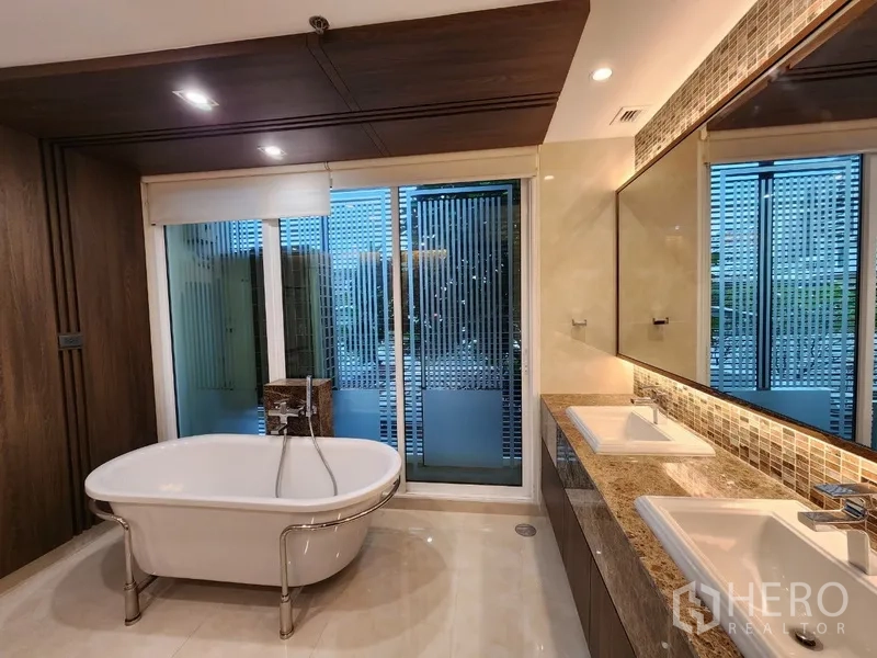 公寓 出租在Khlong Toei, Bangkok - 主卫配独立浴缸与双台盆