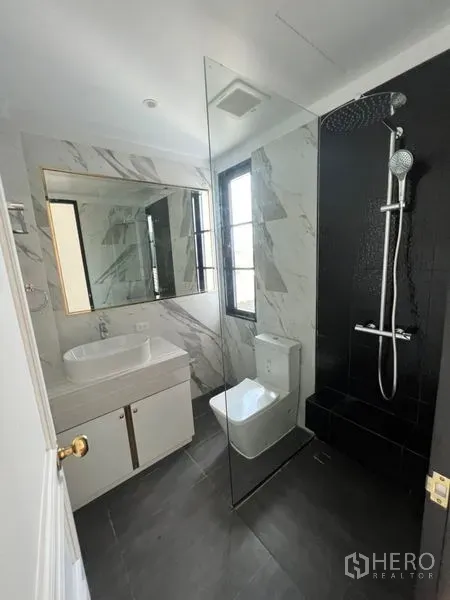 สำนักงานที่บ้าน ให้เช่าหรือขายในWatthana, Bangkok - ห้องน้ำขนาดกะทัดรัด ผนังกั้นอาบน้ำสีดำ แผงกระจก และเคาน์เตอร์สีขาว