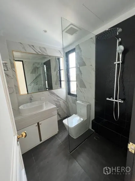 สำนักงานที่บ้าน ให้เช่าหรือขายในWatthana, Bangkok - ห้องน้ำขนาดกะทัดรัด ผนังกั้นอาบน้ำสีดำ แผงกระจก และเคาน์เตอร์สีขาว