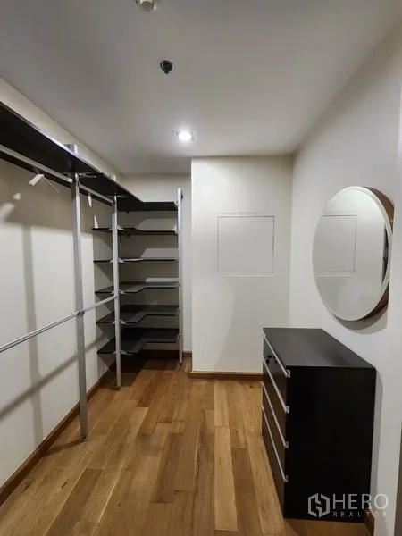 公寓 出租在Khlong Toei, Bangkok - 步入式衣帽间，开放层架与木地板