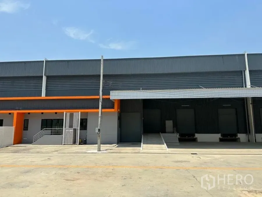 คลังสินค้า ให้เช่าในBang Phli, Samut Prakan - อาคารโกดังสมัยใหม่พร้อมหลังคาคลุมและท่าขนถ่ายยกระดับมีทางลาดเข้าออก
