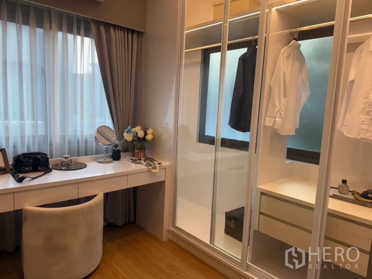 ทาวน์เฮาส์ ให้เช่าในBang Phli, Samut Prakan - ห้องแต่งตัววอล์กอิน พร้อมโต๊ะเครื่องแป้ง หน้าต่างบานใหญ่ และตู้เสื้อผ้าบานเลื่อน