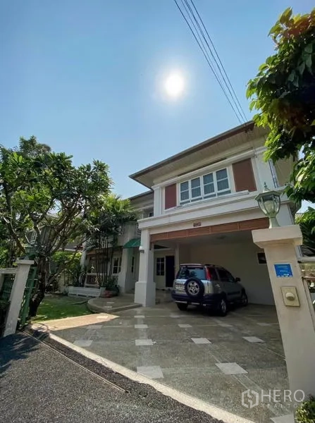 บ้าน ให้เช่าหรือขายในMin Buri, Bangkok - ทางรถกว้างและโรงจอดรถ 2 คันของบ้าน 2 ชั้น ภายใต้ท้องฟ้าโปร่ง