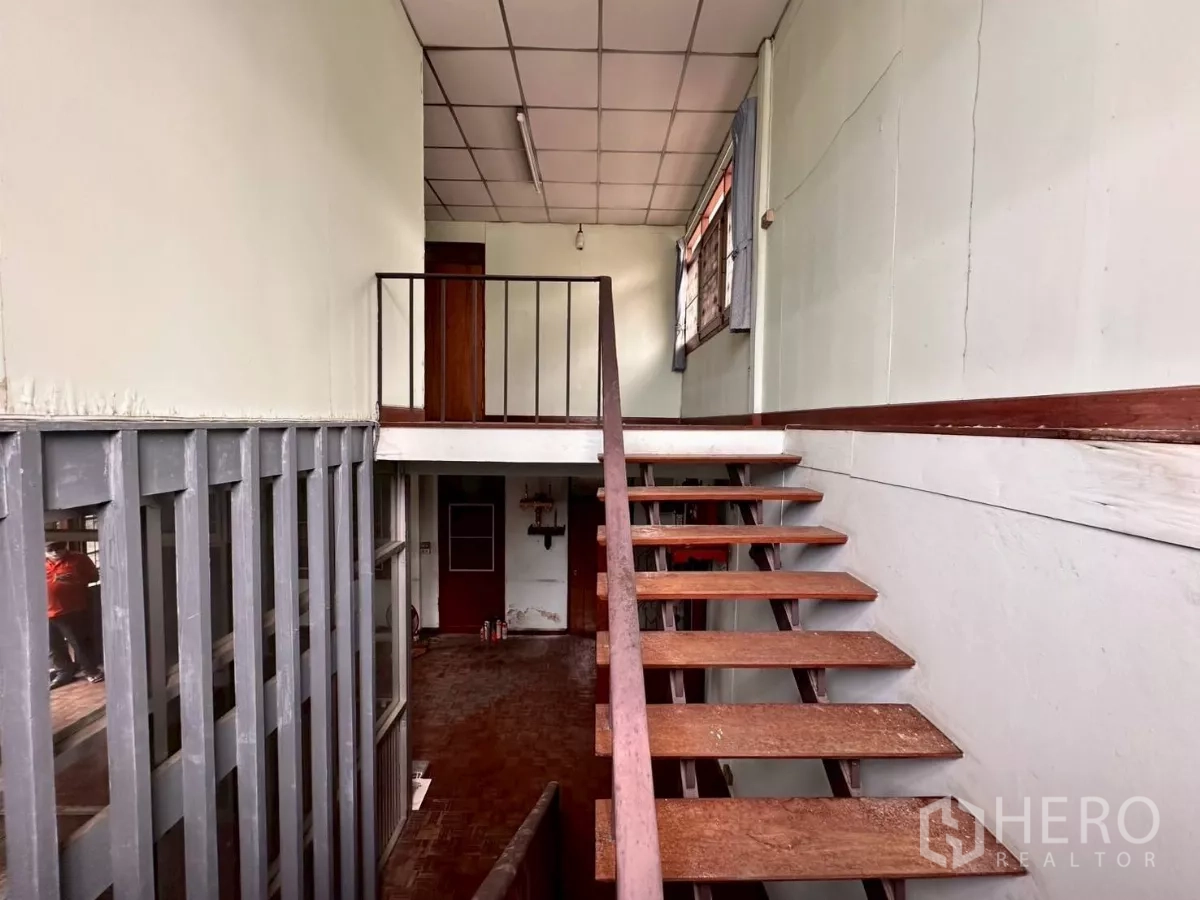 零售空间 出租在Khlong Toei, Bangkok - 室内开放式木楼梯通往二层及走廊