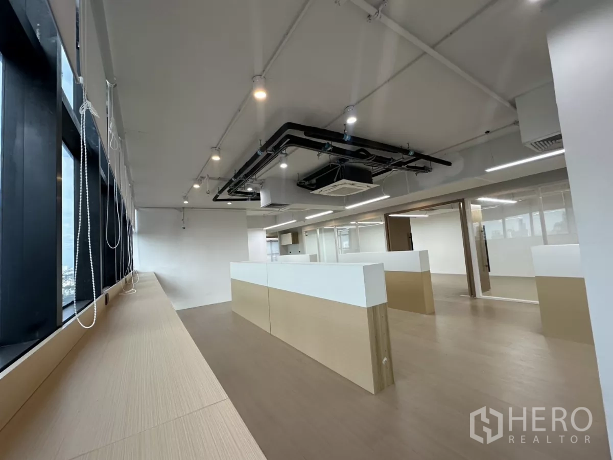สำนักงาน ให้เช่าในWatthana, Bangkok - โซนเปิดโล่งสว่าง พร้อมเคาน์เตอร์ยาวและแอร์แขวนฝ้า