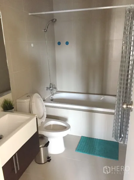 คอนโด ให้เช่าในKhlong Toei, Bangkok - ห้องน้ำสมัยใหม่พร้อมอ่างอาบน้ำ ฝักบัว อ่างล้างหน้า และโถสุขภัณฑ์