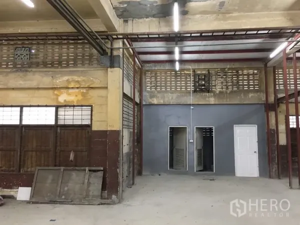 货栈 出租在Lak Si, Bangkok - 仓库内部高挑空间，钢柱、明亮灯带及已建成的卫生间。