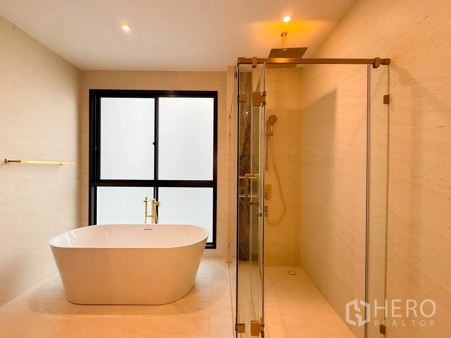 独立式住宅 出租或出售在Bang Kapi, Bangkok - 靠推拉窗的独立浴缸特写，旁有盆栽绿植。