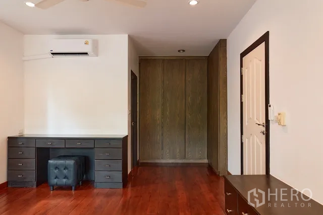 บ้าน ให้เช่าในWatthana, Bangkok - ห้องนอนหรือห้องทำงาน พร้อมโต๊ะบิลท์อิน ตู้เสื้อผ้า และพื้นไม้