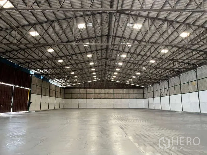 工厂 出租在Bang Pakong, Chachoengsao - 中心视角的开阔厂房，高净空与大跨度屋架。