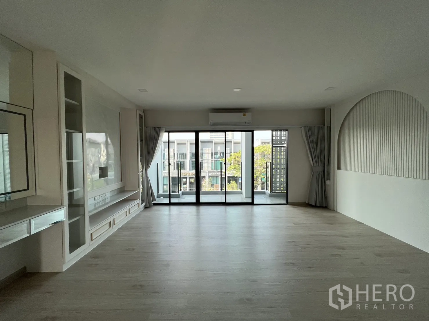 สำนักงานที่บ้าน ให้เช่าในBang Phli, Samut Prakan - ห้องกว้างมีผนังตกแต่งบิวท์อิน เปิดออกสู่ระเบียง