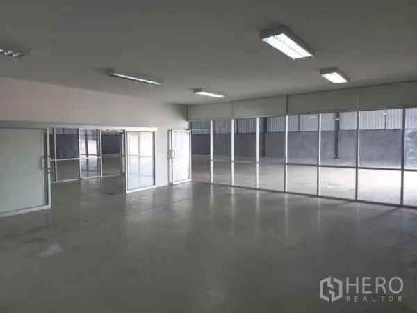 คลังสินค้า ให้เช่าในKhlong Sam Wa, Bangkok - ออฟฟิศกั้นกระจกภายในโกดัง ประตูกระจกบานเลื่อน พร้อมไฟหลอดยาว