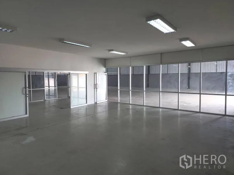 คลังสินค้า ให้เช่าในKhlong Sam Wa, Bangkok - ออฟฟิศกั้นกระจกภายในโกดัง ประตูกระจกบานเลื่อน พร้อมไฟหลอดยาว