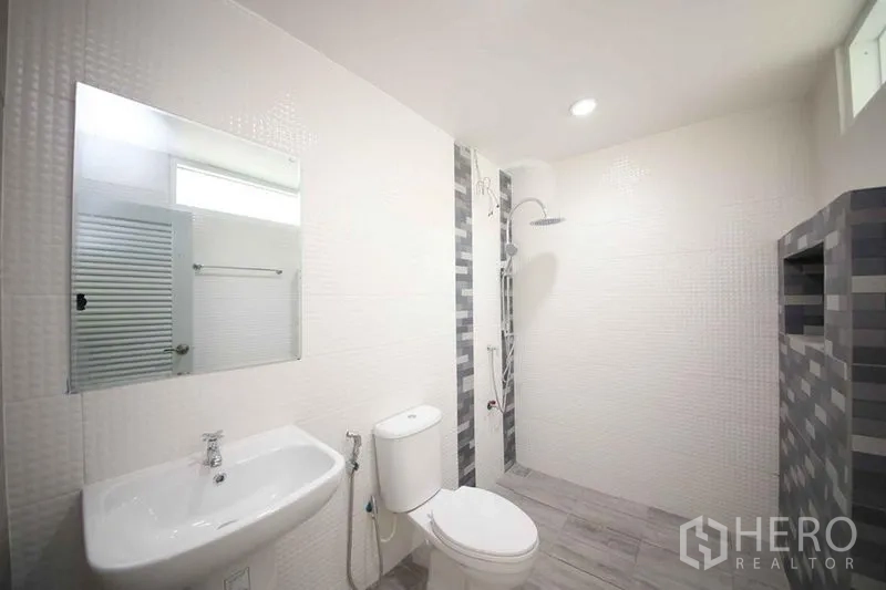 店屋 出租在Wang Thonglang, Bangkok - 白色瓷砖浴室，步入式淋浴、马桶与洗手台。