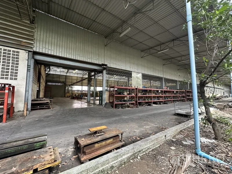 โรงงาน ให้เช่าหรือขายในLam Luk Ka, Pathum Thani - ทางเดินด้านนอกมีหลังคาคลุมพร้อมชั้นวาง และประตูเลื่อนเข้าโรงงาน