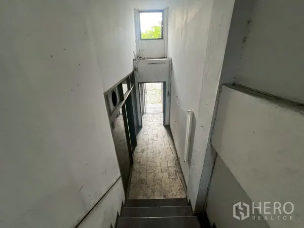 店屋 出租在Phra Khanong, Bangkok - 室内楼梯与走廊，后窗采光。