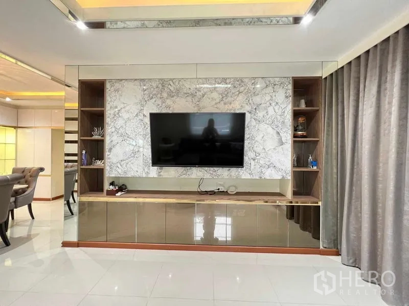 บ้าน ขายในBang Kruai, Nonthaburi - ห้องนั่งเล่นผนังทีวีลายหินอ่อน ตู้บิลท์อิน และผ้าม่านสูงจรดเพดาน