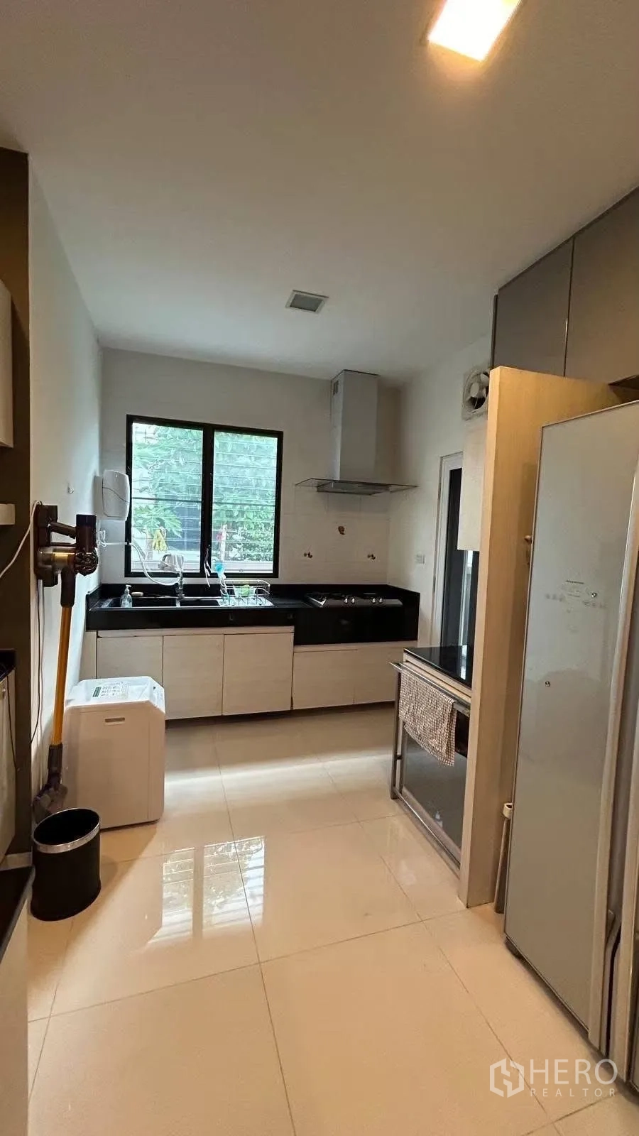 บ้านเดี่ยว for rent in Prawet, Bangkok - ห้องครัวสว่างเคาน์เตอร์หินสีดำ อ่างล้างจาน เตา เครื่องดูดควัน หน้าต่าง และตู้เย็น