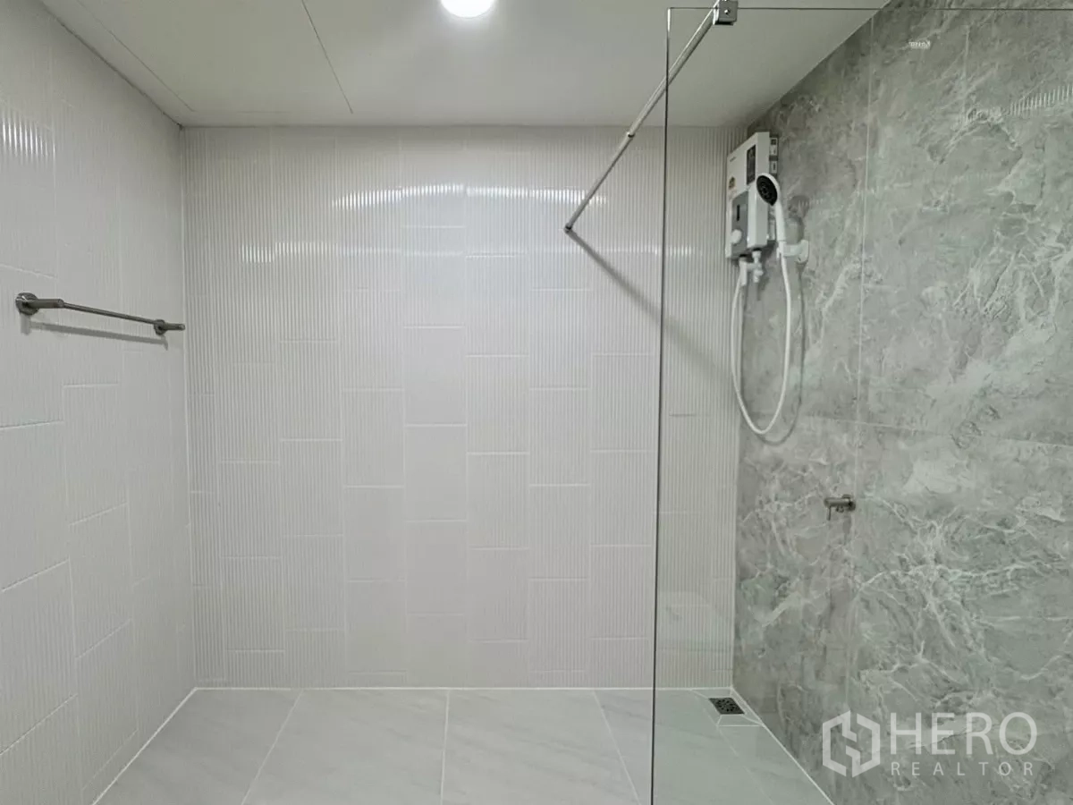 Detached House for rent in Huai Khwang, Bangkok - Modern bathroom with glass‑enclosed walk‑in shower and gray tile