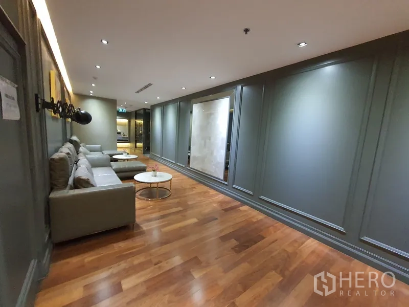 ออฟฟิศ for rent in Khlong Toei, Bangkok - มุมมองอีกด้านของเลานจ์ริมผนังพาเนลและพื้นไม้
