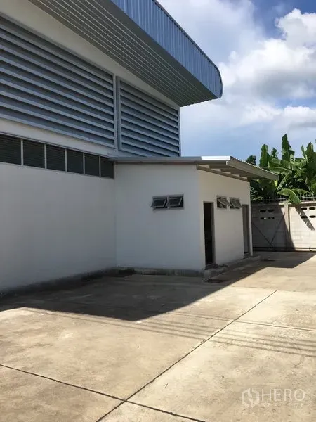 คลังสินค้า ให้เช่าในNong Chok, Bangkok - ลานคอนกรีตรับจอดและขนถ่ายสินค้า ข้างตัวโกดังมีอาคารอเนกประสงค์ขนาดเล็กและประตูทางเข้า