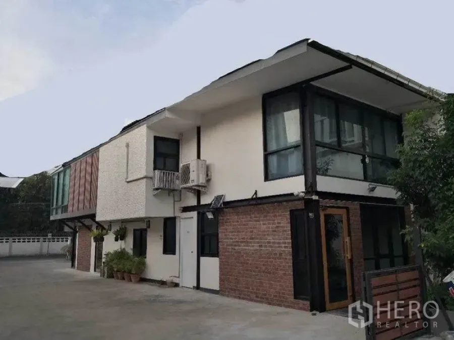 พื้นที่ขายปลีก ให้เช่าในKhlong Toei, Bangkok - อาคารพาณิชย์ 2 ชั้น หน้าก่ออิฐและฉาบสีขาว กระจกบานใหญ่ พร้อมลานจอด.