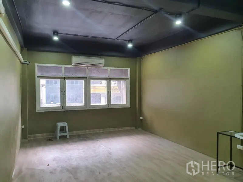 อาคารพาณิชย์ ให้เช่าในKhlong Toei, Bangkok - ห้องชั้นบนโล่ง มีเครื่องปรับอากาศ หน้าต่างบานใหญ่ เพดานสีดำและไฟดาวน์ไลท์ พื้นลามิเนต