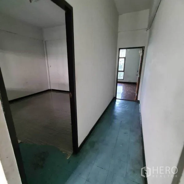 办公空间 出租在Yan Nawa, Bangkok - 狭长走廊，通往多间办公室，尽头有自然采光。