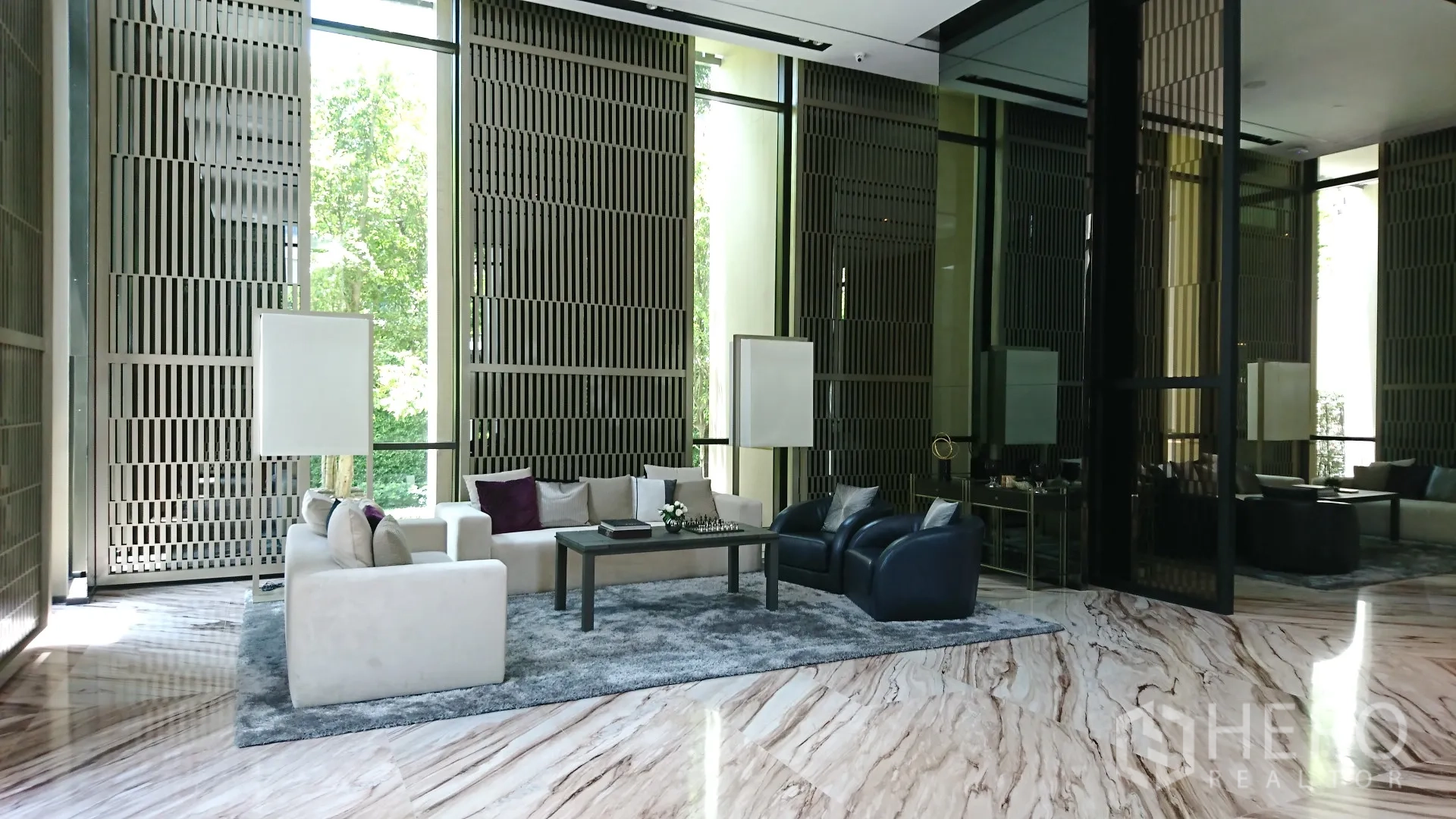 คอนโด ให้เช่าในWatthana, Bangkok - ล็อบบี้คอนโดเพดานสูง พื้นหินอ่อน กระจกเต็มบาน พร้อมมุมนั่งเล่นสไตล์หรู