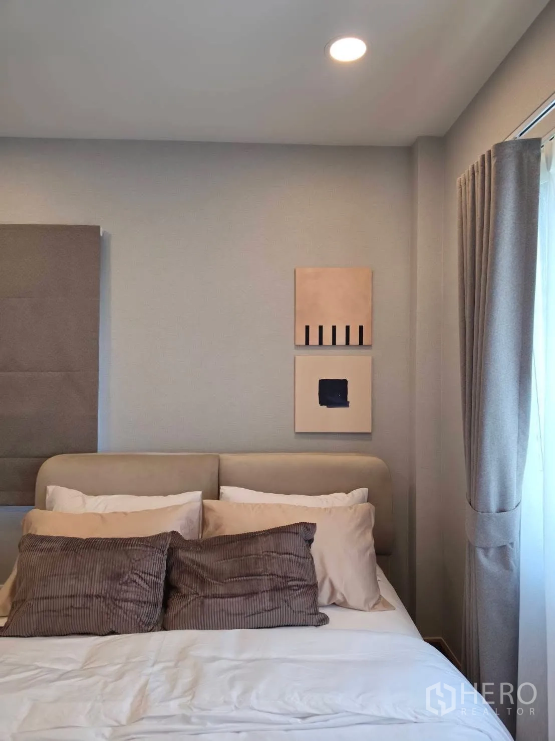 独栋房屋 for rent in Bang Phli, Samut Prakan - 卧室软包床头、窗帘与棕色抱枕