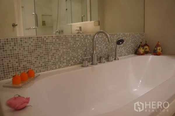 คอนโด ให้เช่าในRatchathewi, Bangkok - ห้องน้ำพร้อมอ่างอาบน้ำขนาดใหญ่ ผนังกระเบื้องโมเสก และก๊อกโครเมียม
