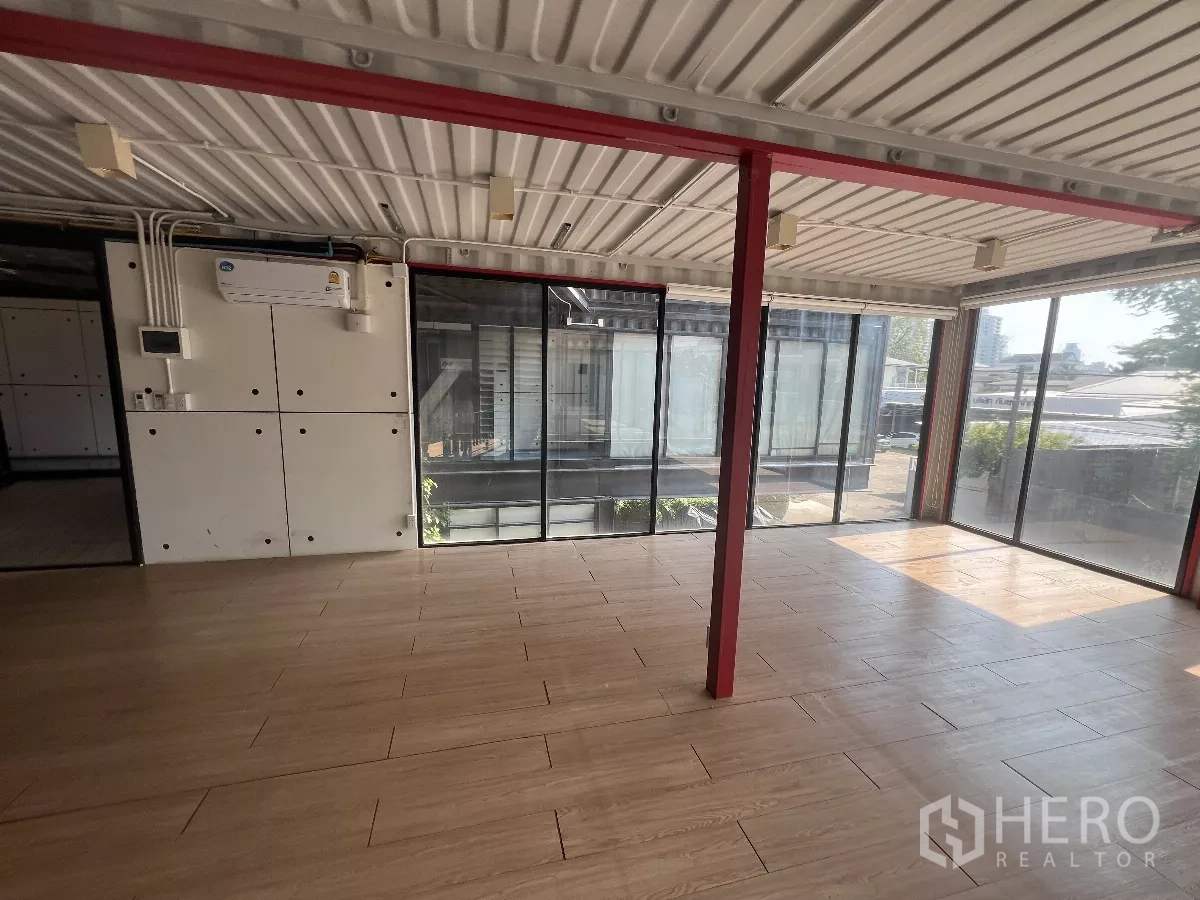 零售空间 出租在Watthana, Bangkok - 明亮转角铺，配空调、外露天花与推拉玻璃门。