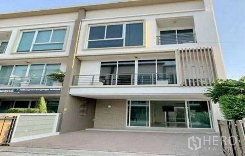 สำนักงานที่บ้าน ให้เช่าในChatuchak, Bangkok - ด้านหน้าโฮมออฟฟิศ 3 ชั้น พร้อมระเบียงและลานจอดรถปูพื้น