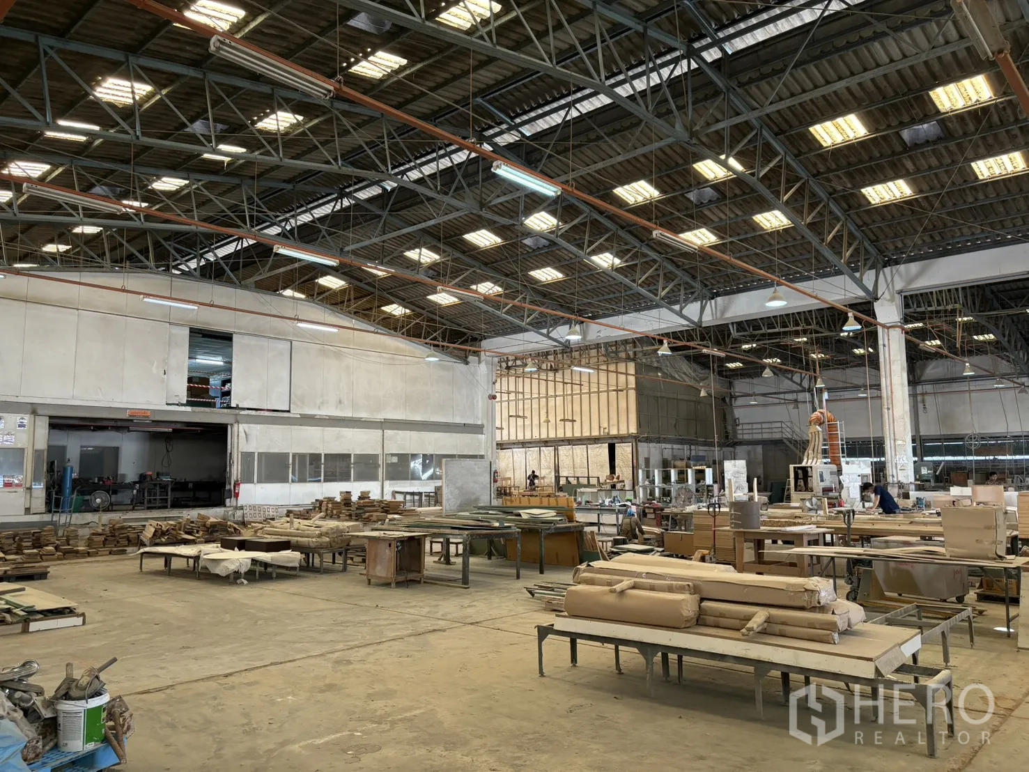 Factory for sale in Khlong Toei, Bangkok - Fabrication zone featuring an enclosed spray room and worktables