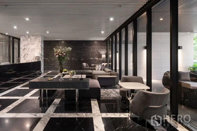 คอนโด ให้เช่า - ล็อบบี้หรูพื้นหินอ่อนพร้อมมุมที่นั่งรับรอง
