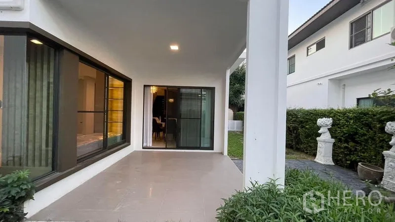 Detached House for rent in Bang Phli, Samut Prakan - Covered terrace opening to lawn and landscaped side garden