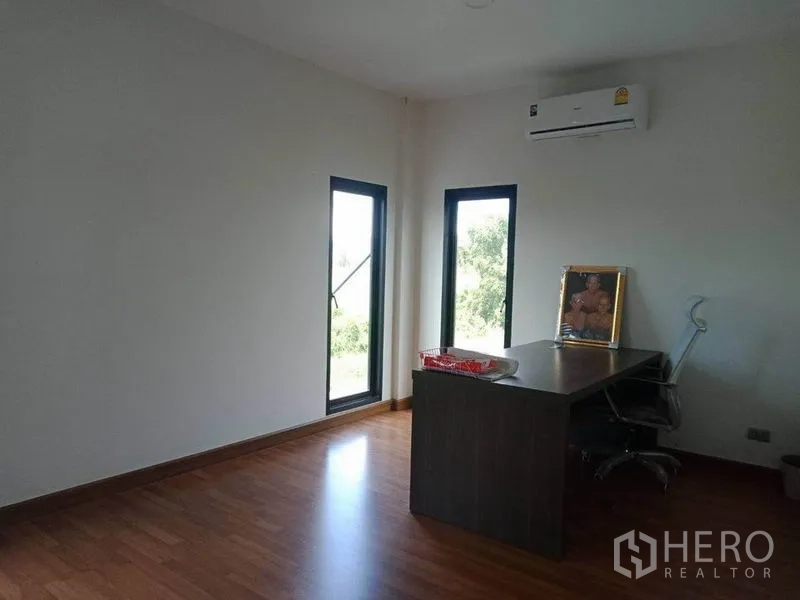 货栈 出售在Lam Luk Ka, Pathum Thani - 采光良好的办公室，木地板，细长窗与壁挂空调