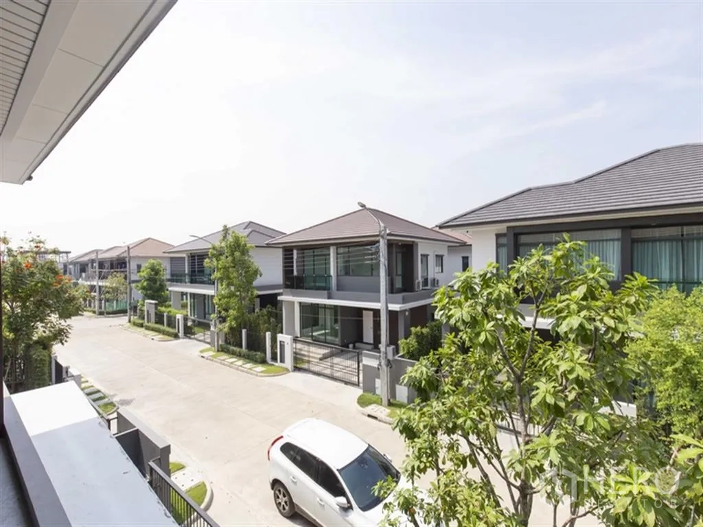 Detached House for rent in Bang Kapi, Bangkok - Quiet residential street view of modern houses and trees inside Setthasiri Krungthep Kreetha community.