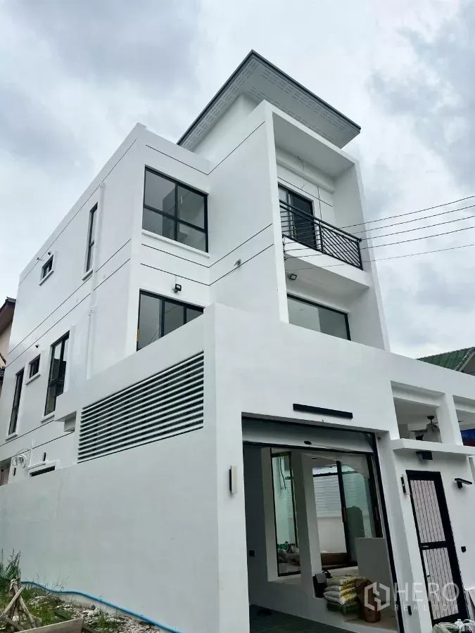 บ้าน ให้เช่าในWang Thonglang, Bangkok - บ้านเดี่ยวสีขาวสไตล์ร่วมสมัยสูงสามชั้น มีระเบียงและประตูรั้ว