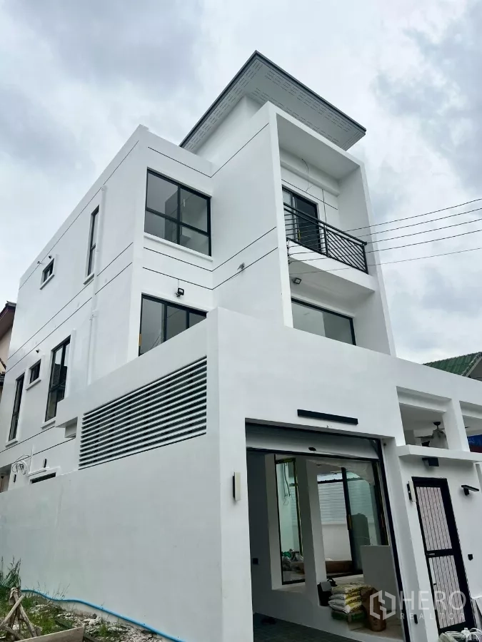 บ้าน ให้เช่าในWang Thonglang, Bangkok - บ้านเดี่ยวสีขาวสไตล์ร่วมสมัยสูงสามชั้น มีระเบียงและประตูรั้ว