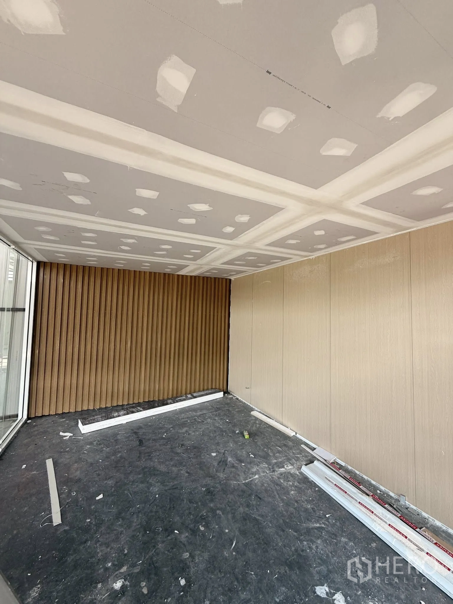 โกดัง for rent in Bang Kapi, Bangkok - ห้องออฟฟิศภายในยังไม่เสร็จ ฝ้าเพดานยิปซัมและผนังลายไม้